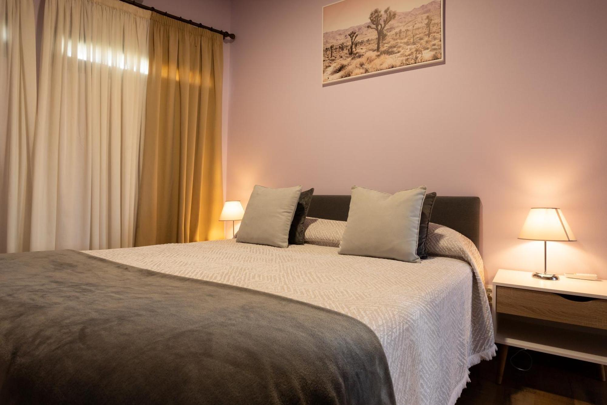 Village Center Two Bedroom Apartment Порто Мониз Екстериор снимка