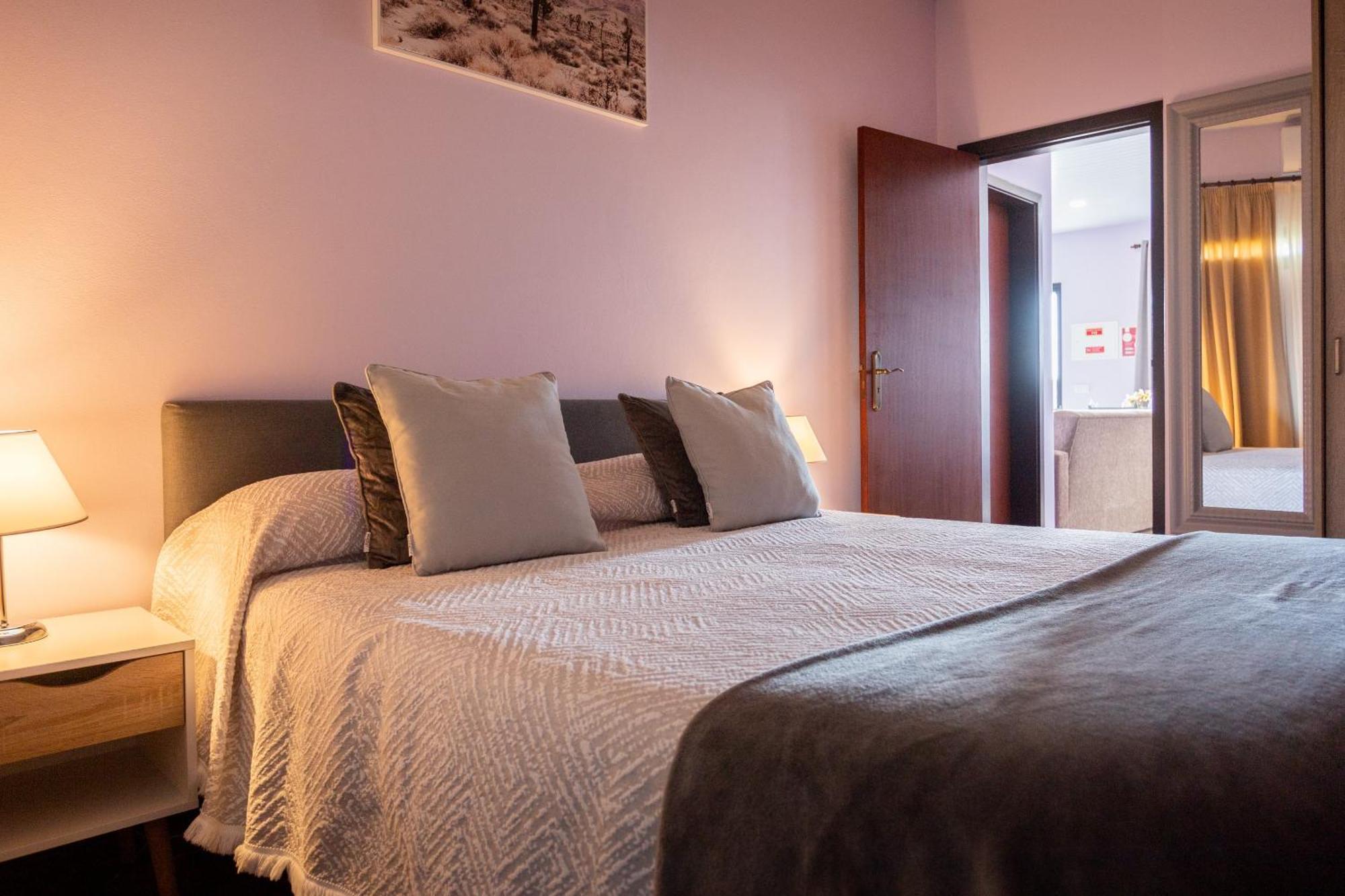 Village Center Two Bedroom Apartment Порто Мониз Екстериор снимка